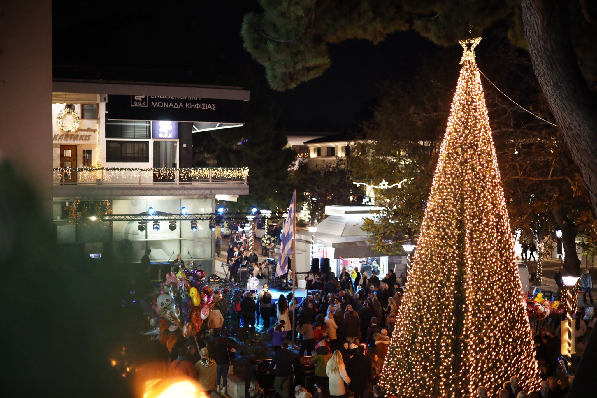 Άναψε το Χριστουγεννιάτικο Δέντρο της Κηφισιάς